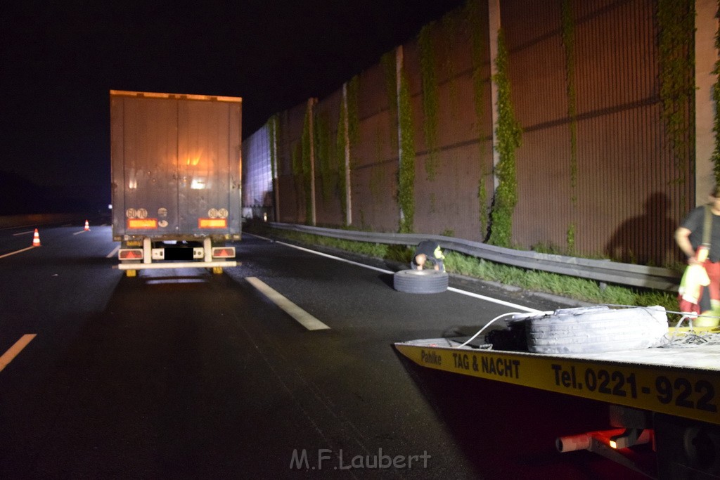 LKW Verfolgung A 3 Rich Oberhausen gestellt mit Nagelbrett Hoehe AS Koeln Dellbrueck P08.JPG - Miklos Laubert